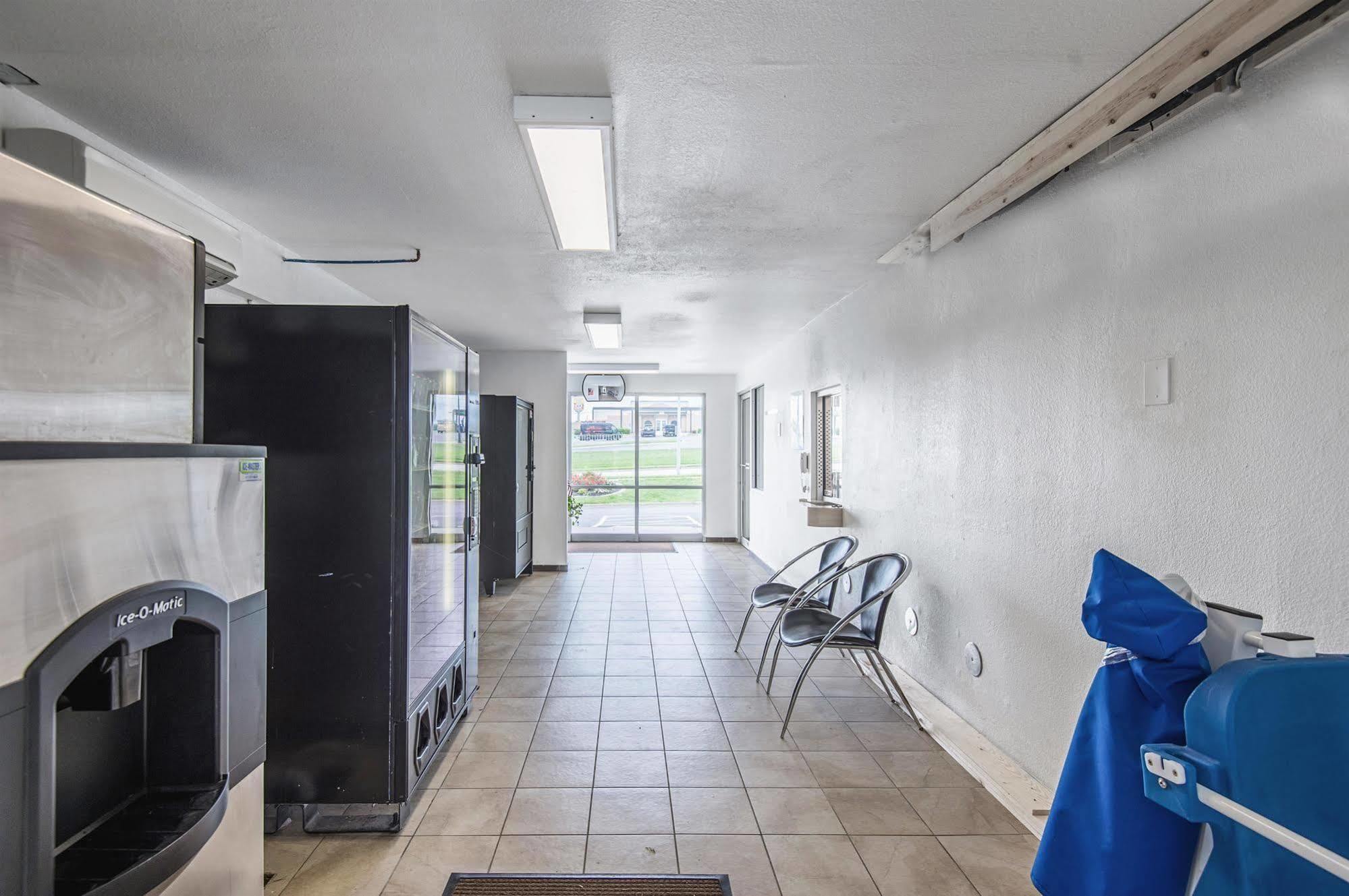 Motel 6 Kansas City, Mo - Airport Exterior photo