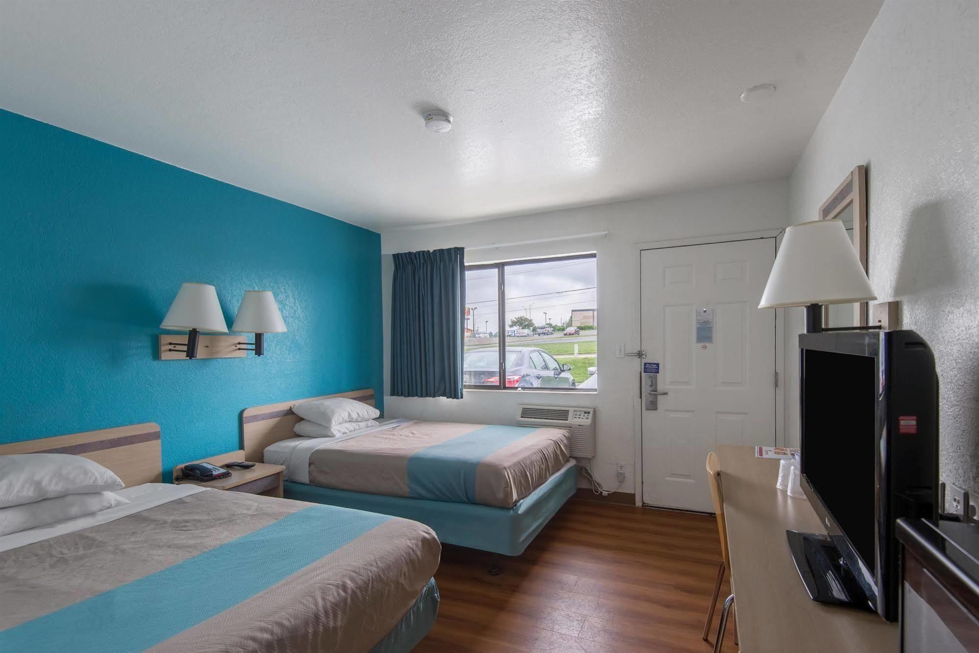 Motel 6 Kansas City, Mo - Airport Exterior photo