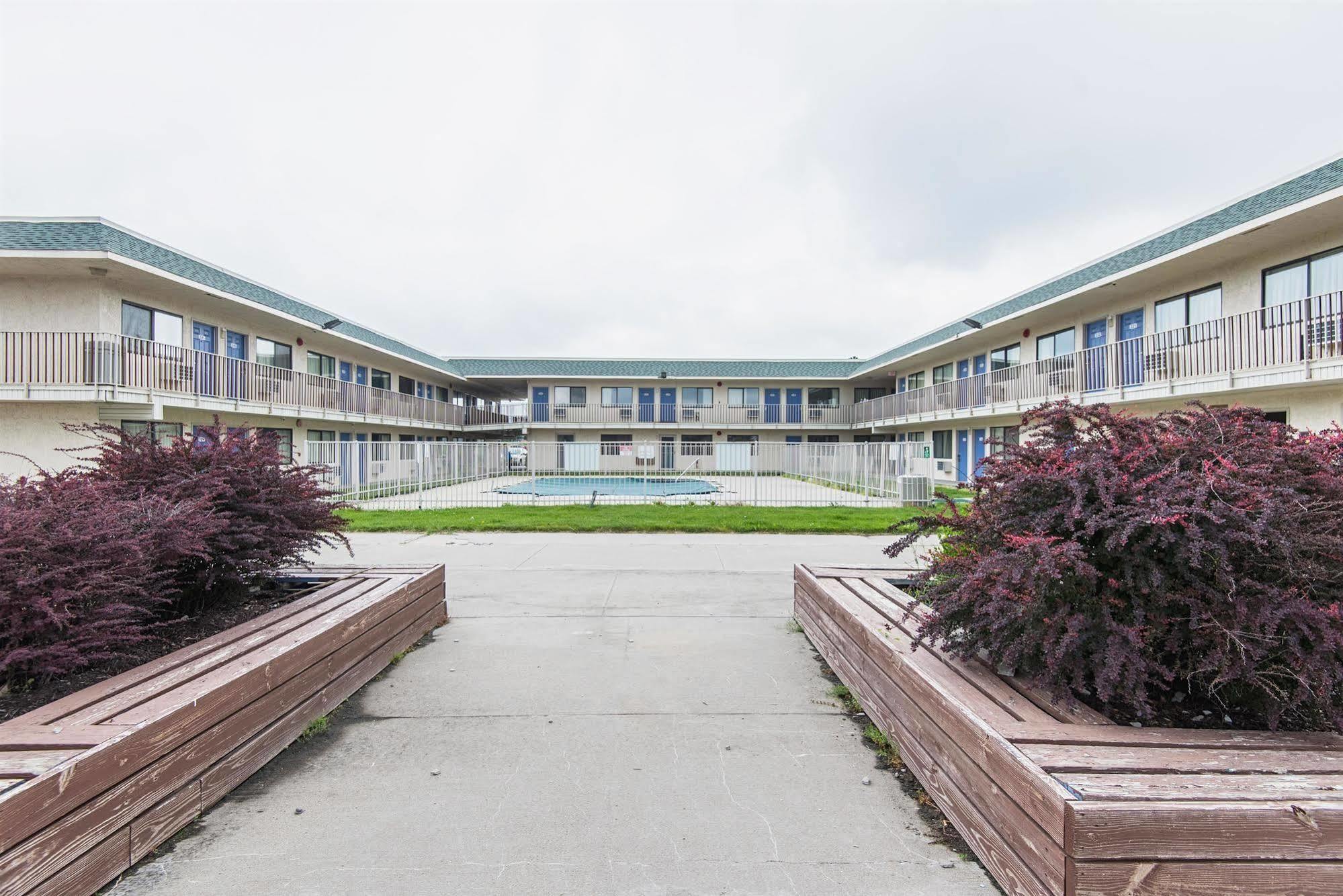 Motel 6 Kansas City, Mo - Airport Exterior photo