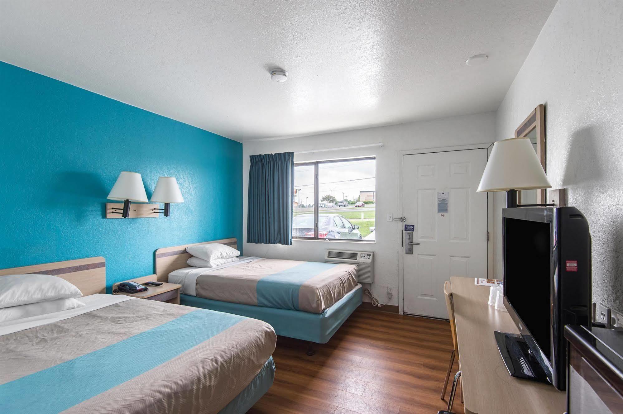 Motel 6 Kansas City, Mo - Airport Exterior photo